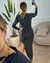 Vestido Midi com Gola Alta, Fenda e Detalhes Plissados