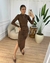 Vestido Midi com Gola Alta, Fenda e Detalhes Plissados