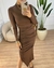 Vestido Midi com Gola Alta, Fenda e Detalhes Plissados