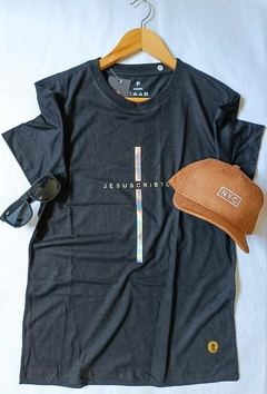 Camiseta Masculina Preta com Letra Cruz Prata Jesus Cristo