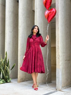 VESTIDO NOTAS DE AMOR COM LAÇO NA GOLA - ESTILOSA DE SAIA