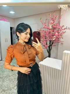 BLUSA PRECIOSA LAÇO NA GOLA na internet