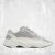 Adidas Yeezy 700 V2 "Static" na internet