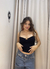 BLUSA COM FECHAMENTO NO DECOTE