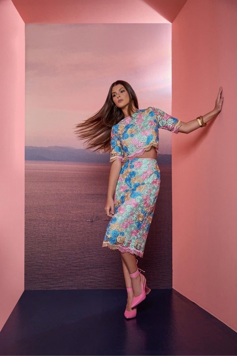 Conjunto de Cropped e Saia Midi em Guipir | Elegância e Riqueza nos Detalhes