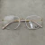 Armação de óculos de grau feminina Ray-Ban metal hexagonal dourada com detalhes brancos e hastes bege