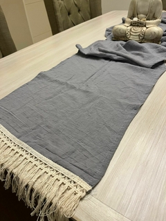 Camino de Gasa con flecos color gris. - comprar online
