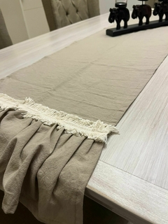 Camino Tusor con volados color visón. - comprar online