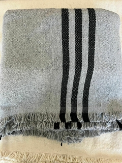 MANTA RUSTICA GRIS CON RAYAS NEGRAS - comprar online