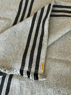 MANTA RUSTICA GRIS CON RAYAS NEGRAS