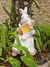 Resina de coelha lendo com filho na cadeira - 22,3cm(A)X14,2cm(L)