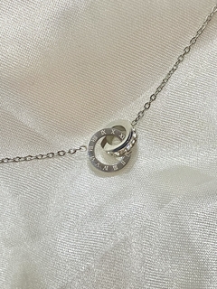 Collar con dije detalle números romanos - Rolyn MX