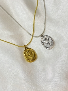 Collar con dije de rosa en relieve - comprar en línea