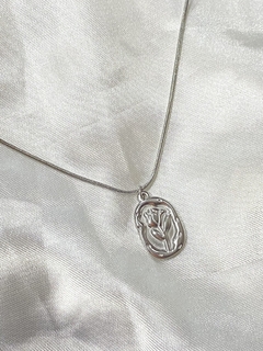 Collar con dije de rosa en relieve - Rolyn MX