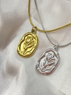 Collar con dije de rosa en relieve - tienda en línea
