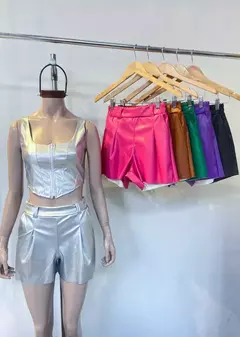 Short ecocuero con bolsillos y pinza en internet