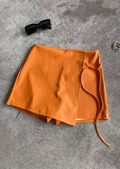 Short pollera cuerina con tiras para atar disponible en naranja