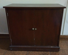 Mesa TV 2 puertas c/ ruedas