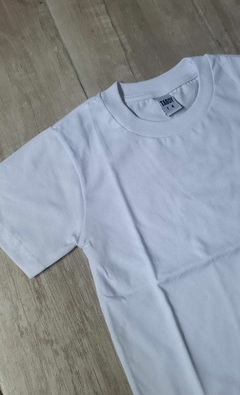 Remera blanca colegio