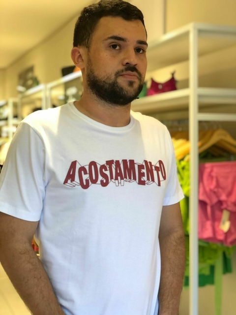 Camiseta Acostamento Escrita Bagunçada