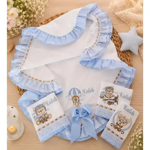 Enxoval de Maternidade: Manta e Fraldas Bordadas Personalizadas Fazendinha - Mara e Maga Atelie