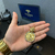 PINGENTE MEDALHA FÉ COM COROA E MÃO 4D CRAVEJADA EM PEDRAS ZIRCÔNIAS (4x4cm) - BANHADO A OURO 18K - Joias banhadas a ouro 18K | Exclusive Joias 18K