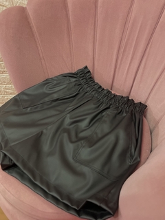 Short de cuero con frunce en internet