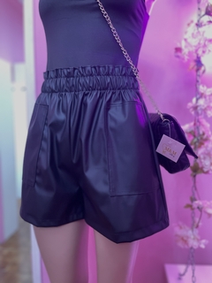 Short de cuero con frunce - comprar online
