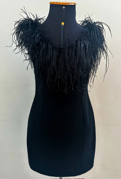 Vestido Alfaiataria Preto com Plumas Curto