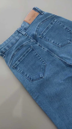 calça jeans tradicional na internet