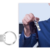 Pen Drive Xiaomi de 128GB em metal sendo segurado junto a chaves, destacando sua portabilidade e design moderno.