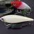 Iscas artificiais para pesca em diferentes cores, incluindo branca, vermelha com branco e azul, com ganchos de pesca e efeito 3D