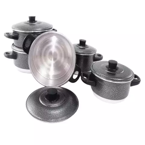 Conjunto de cinco panelas de alumínio craqueado, com tampas e acabamentos em preto e branco.
