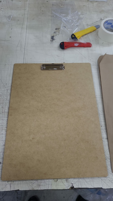 PRANCHETA PORTATIL MDF 45 X 33 CM, COM PRENDEDOR METALICO