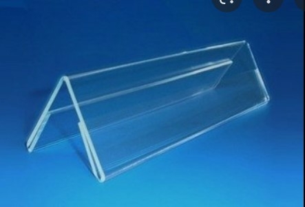 Display porta folha acrílico em "V" invertido (prisma) Dimensões aproximadas 250 x 50 x 2mm Conforme referência do Apê