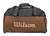 Bolso Duffel Wilson Pro Staff V14 en color marrón y negro, ideal para transportar accesorios deportivos.