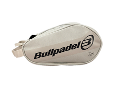 Neceser Bullpadel Delfi Brea Hueso en color beige con logotipo.