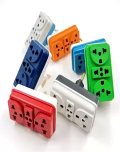 ADAPTADOR 3 SAIDAS - 10 E 20 AMPERES COLORIDO