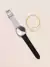 1 reloj de cuarzo con esfera redonda negra y plateada de poliuretano y 1 brazalete de decoración de perlas de y diamantes.