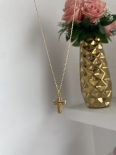Cadena cruz con circones