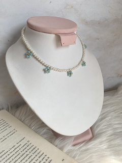 Cadena en perlas con flores azules - comprar online