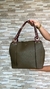 Bolsa grande lisa verde com alça marrom