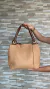 Bolsa grande lisa bege com alça marrom