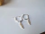 Aros argolla 1,5 cm con pluma colgante.AB.