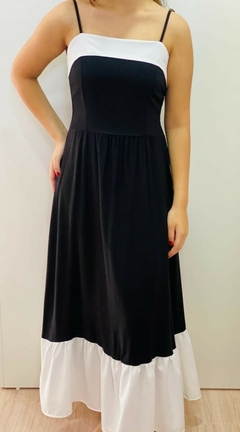 vestido longo com detalhe em branco