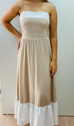 vestido longo com detalhe em branco na internet