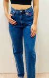 calça mom jeans escura