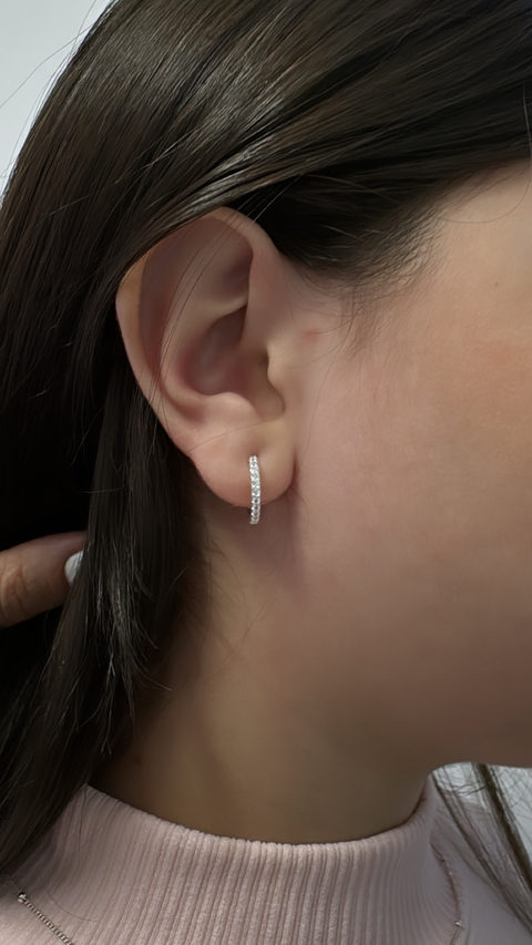 Meia argola cravejada encanto