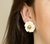 Brinco Flor Ouro com Marfim 25mm