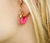 Brinco Ouro com Rosa Pink 24mm - comprar online